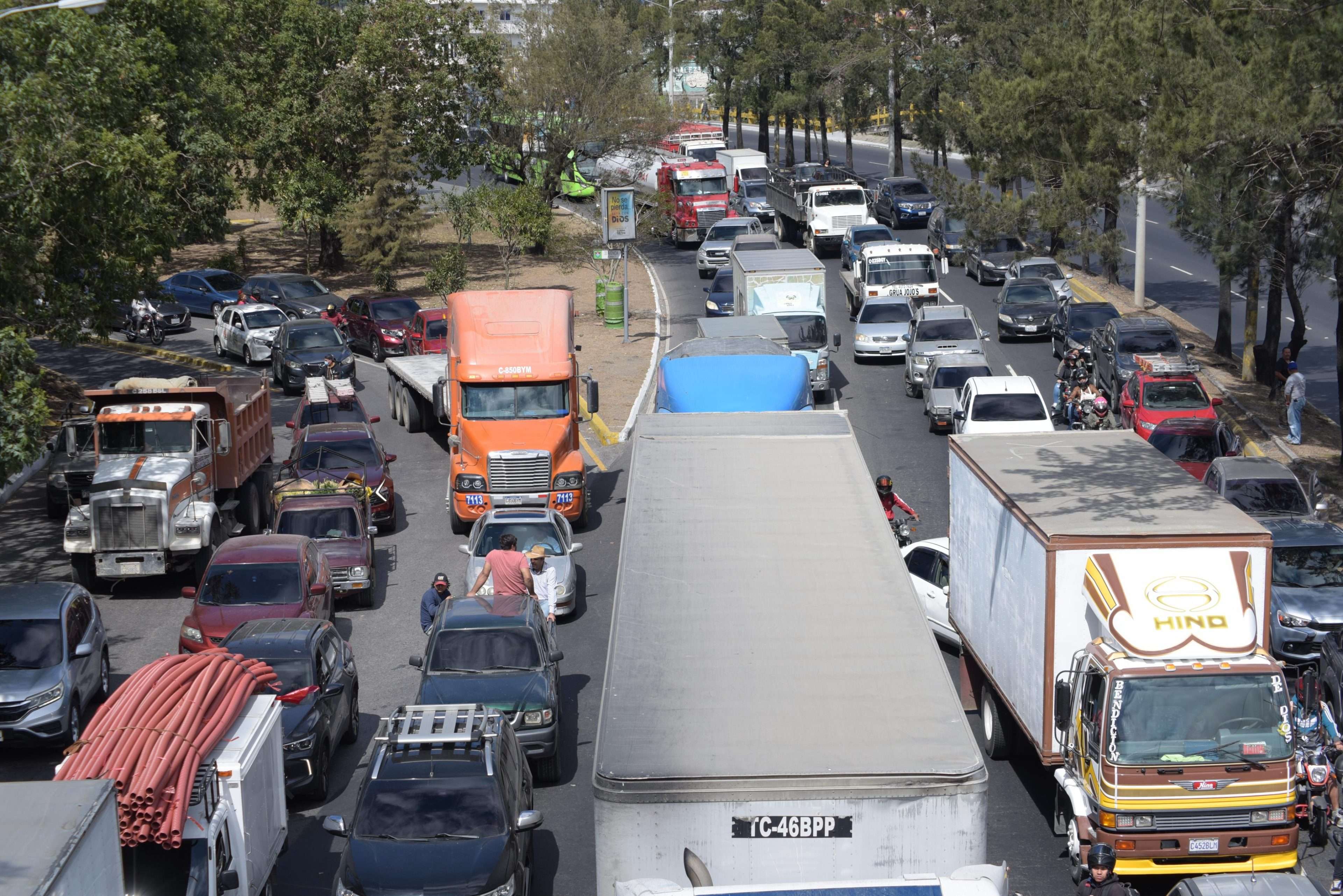 ¿Bloqueo en el Periférico? Manifestantes retienen Transmetro y alteran el tráfico