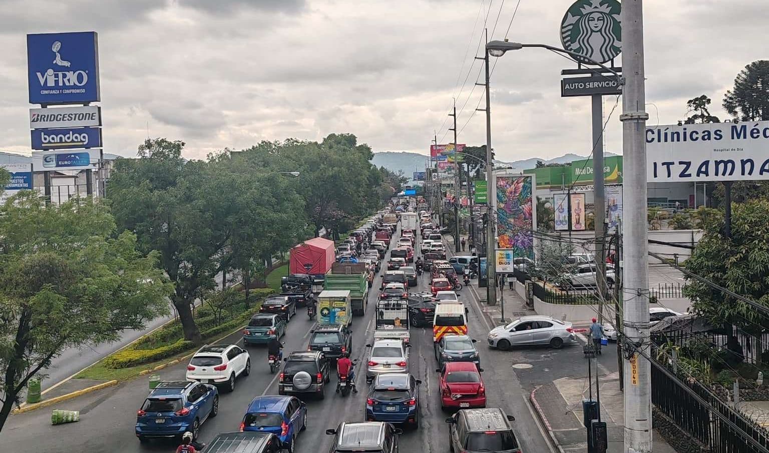 ¿Sin buses? Manifestaciones obligan a guatemaltecos a recorrer largas distancias a pie