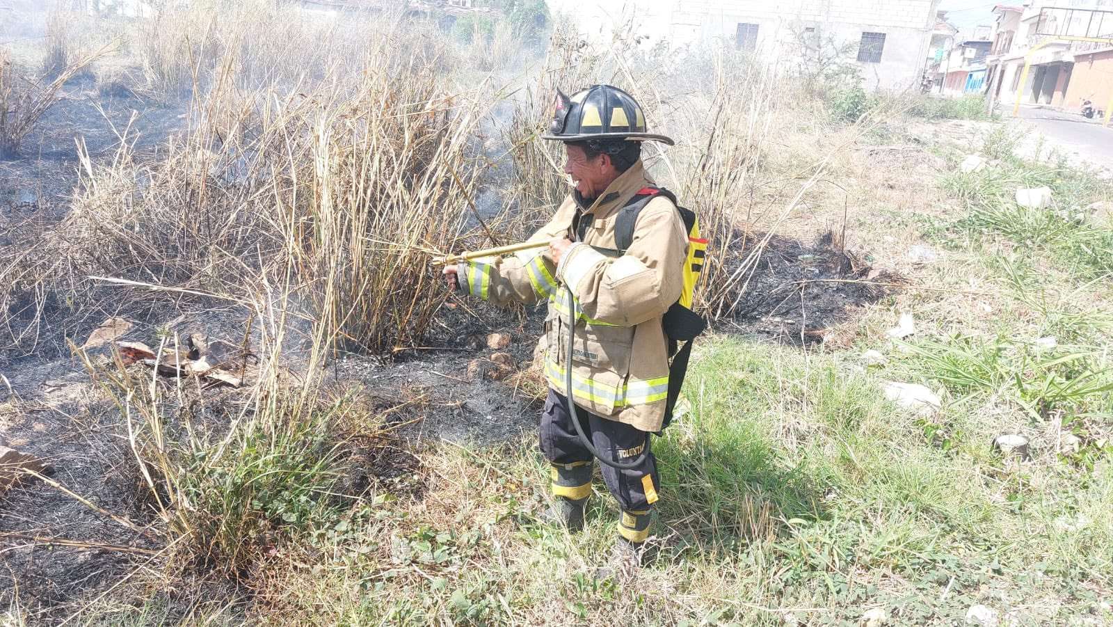 Bomberos evitan que incendio se salga de control en Chiquimula