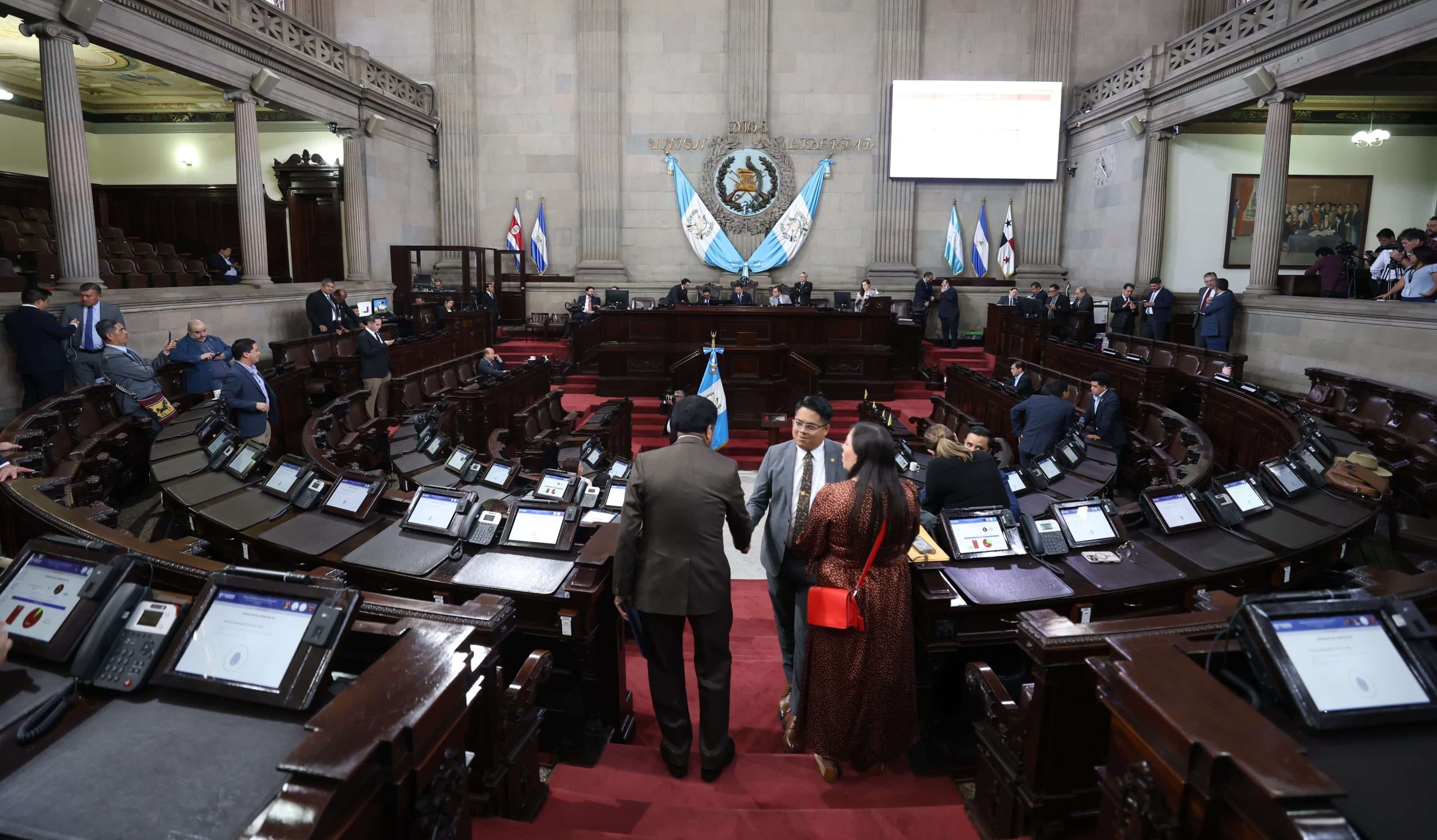 VOS se pronuncia tras fallo de la CC sobre expulsión de Karina Paz