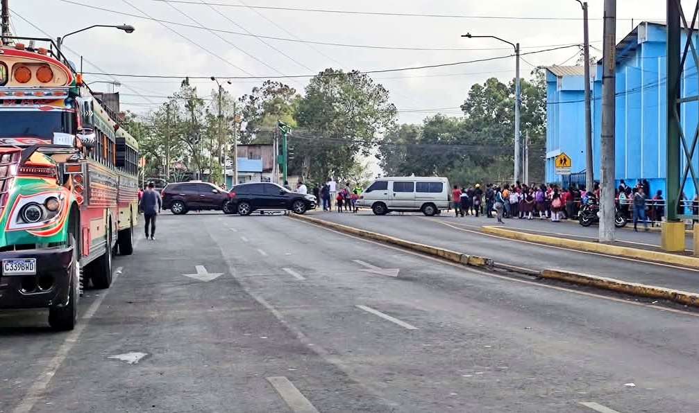 ¡Atención conductores! Bloqueo en «El Trébol» obliga a usar vías alternas