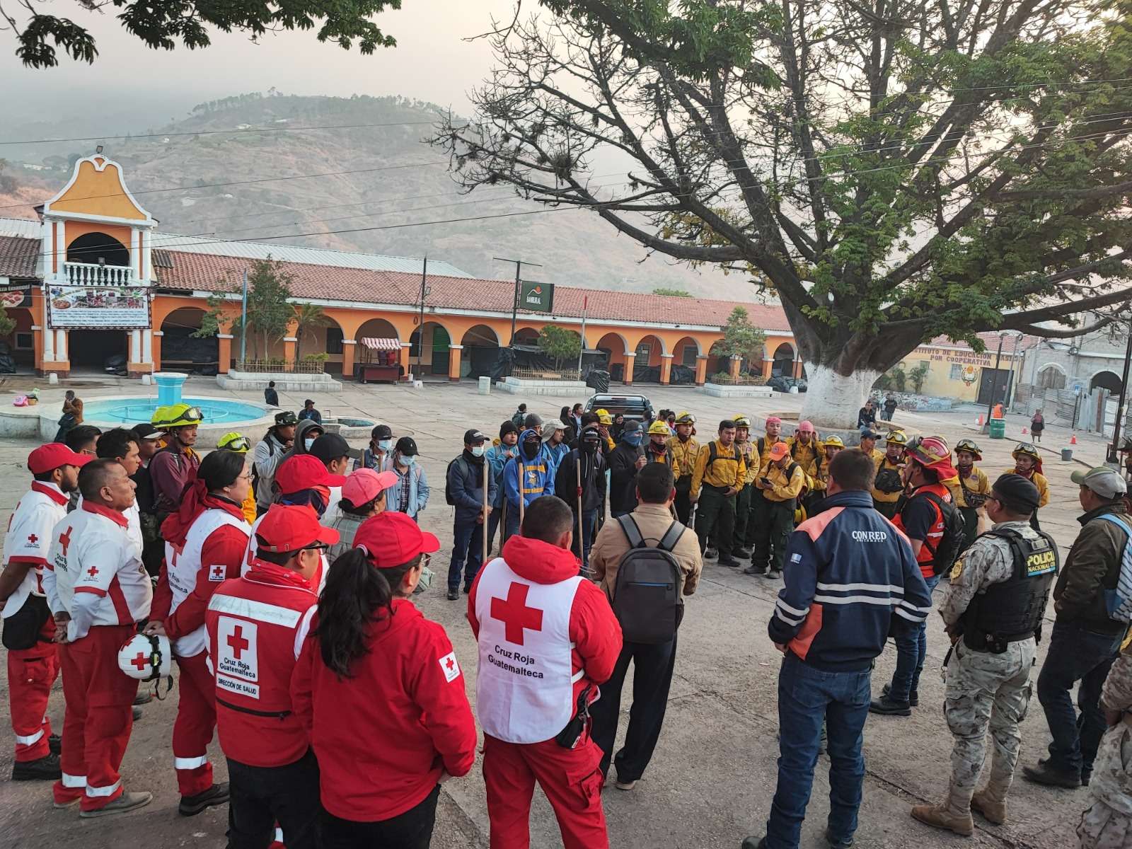 EN FOTOS | Reportan incendio forestal en Sacapulas, Quiché
