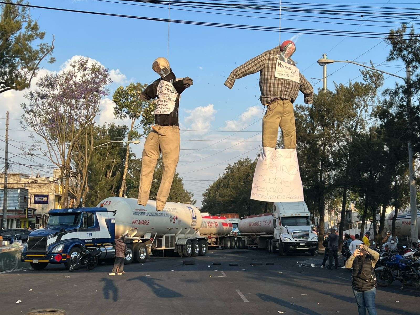EN IMÁGENES | Manifestantes cuelgan muñecos con dedicatorias a Arévalo y Jiménez