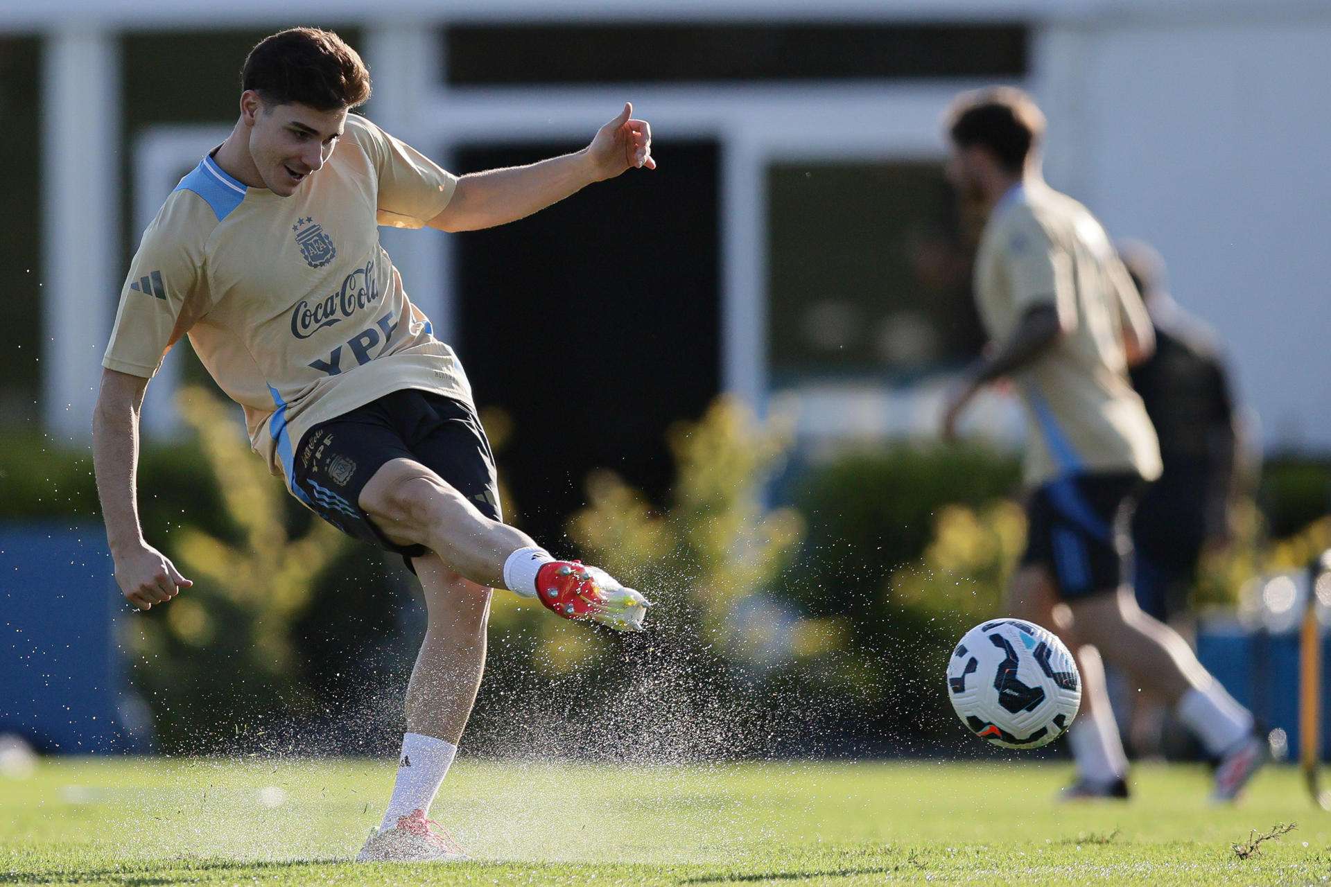 El clásico vuelve a Buenos Aires, que sueña con el pasaje al Mundial