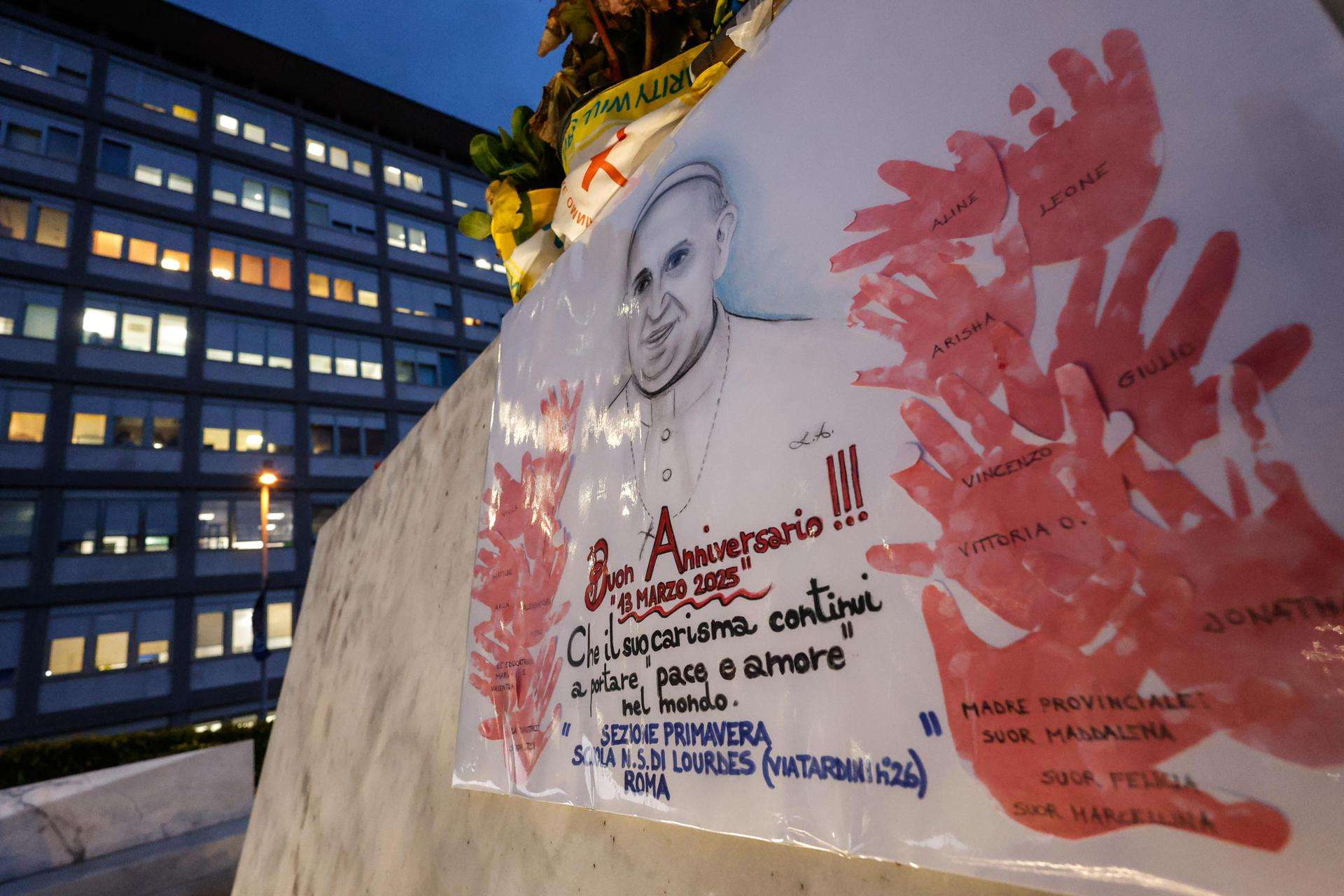 El papa Francisco se mueve como lo hacía antes y puede ir de la cama al sillón