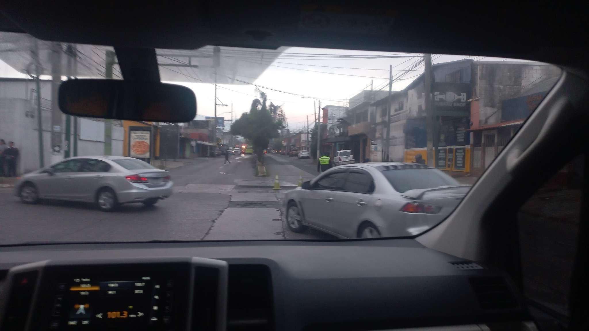 ¡No hay paso! Calzada Mateo Flores cerrada por incendio en bodega