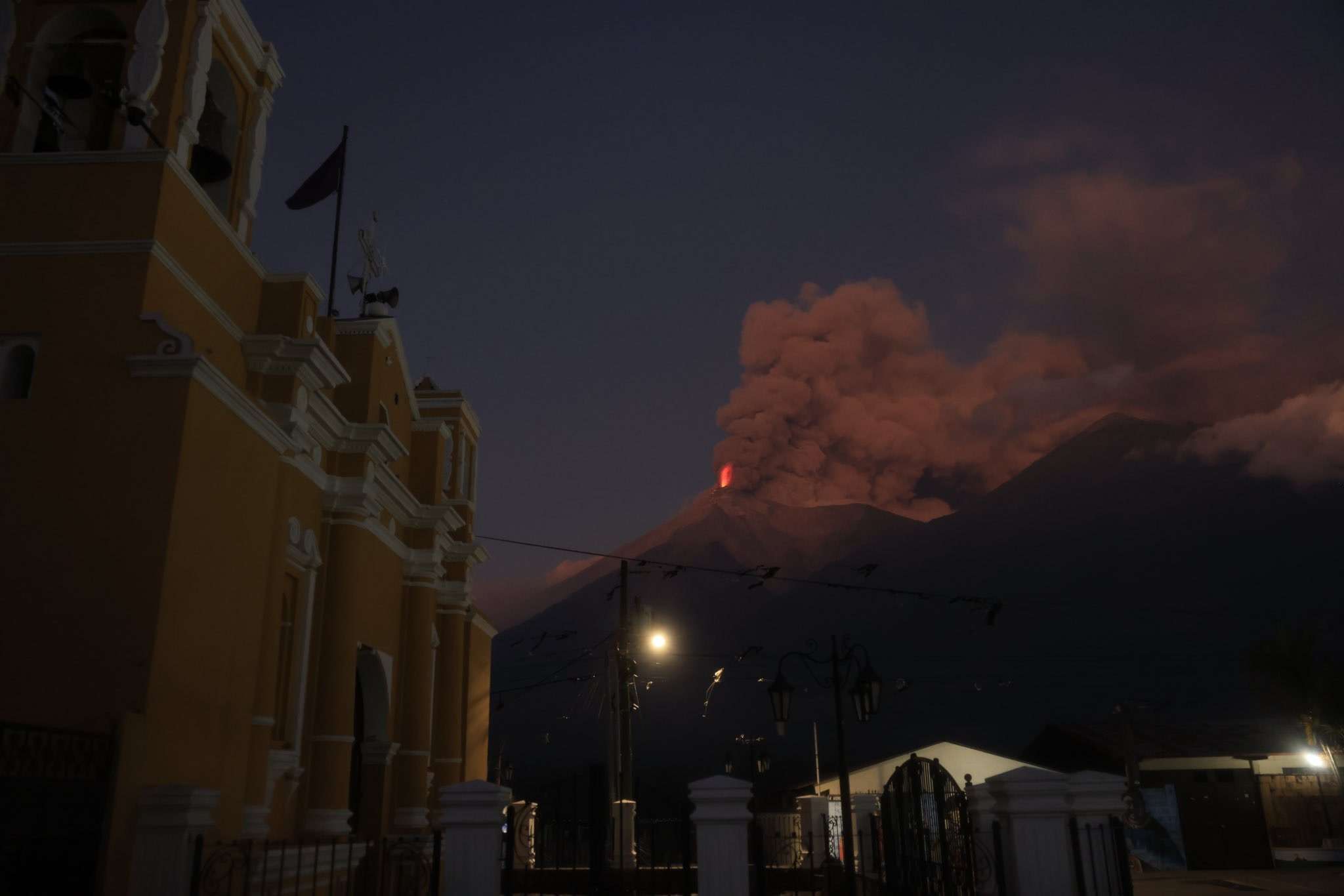 ¡Suspensión de clases! Volcán de Fuego pone en alerta a Sacatepéquez, Escuintla y Chimaltenango
