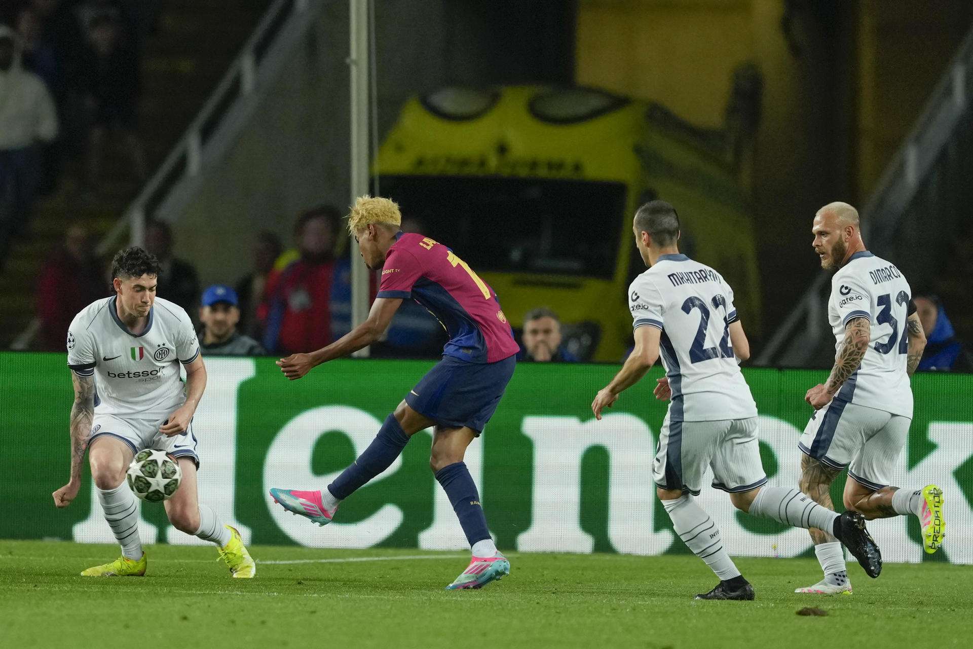 El Barcelona, con el mago Lamine al frente, remonta para seguir creyendo en la fina