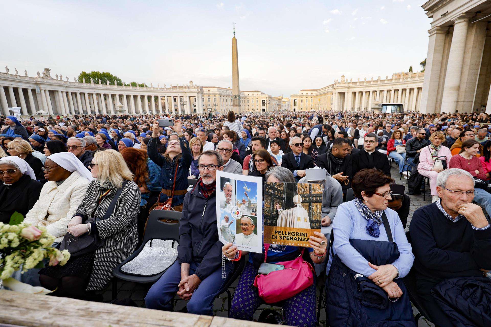 Miles de fieles oran en la plaza vaticana por el papa difunto, «un peregrino de esperanza»