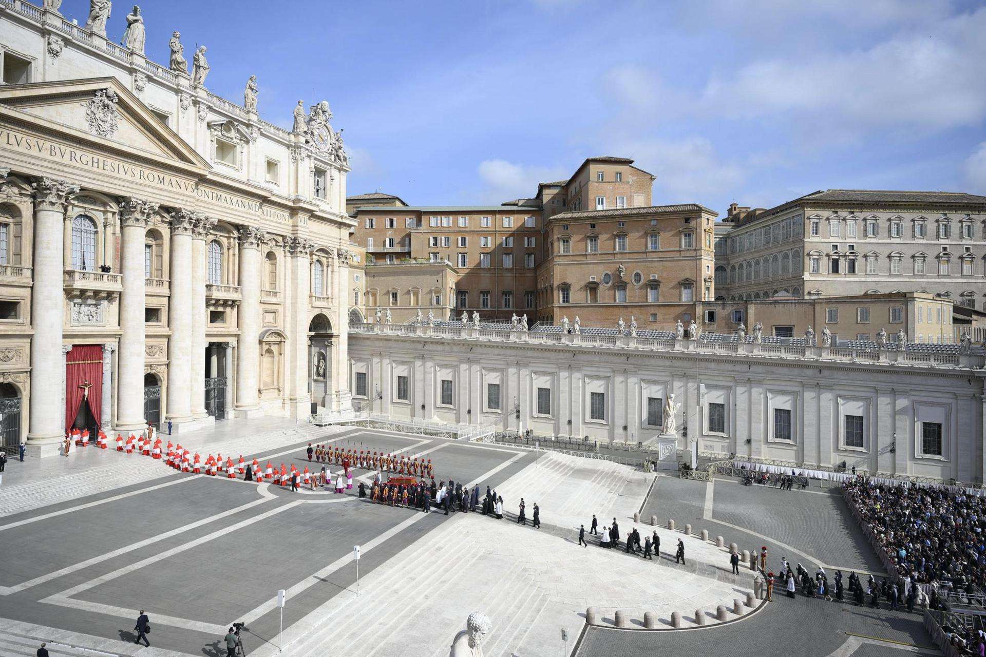 El féretro del papa Francisco llega a la basílica de San Pedro