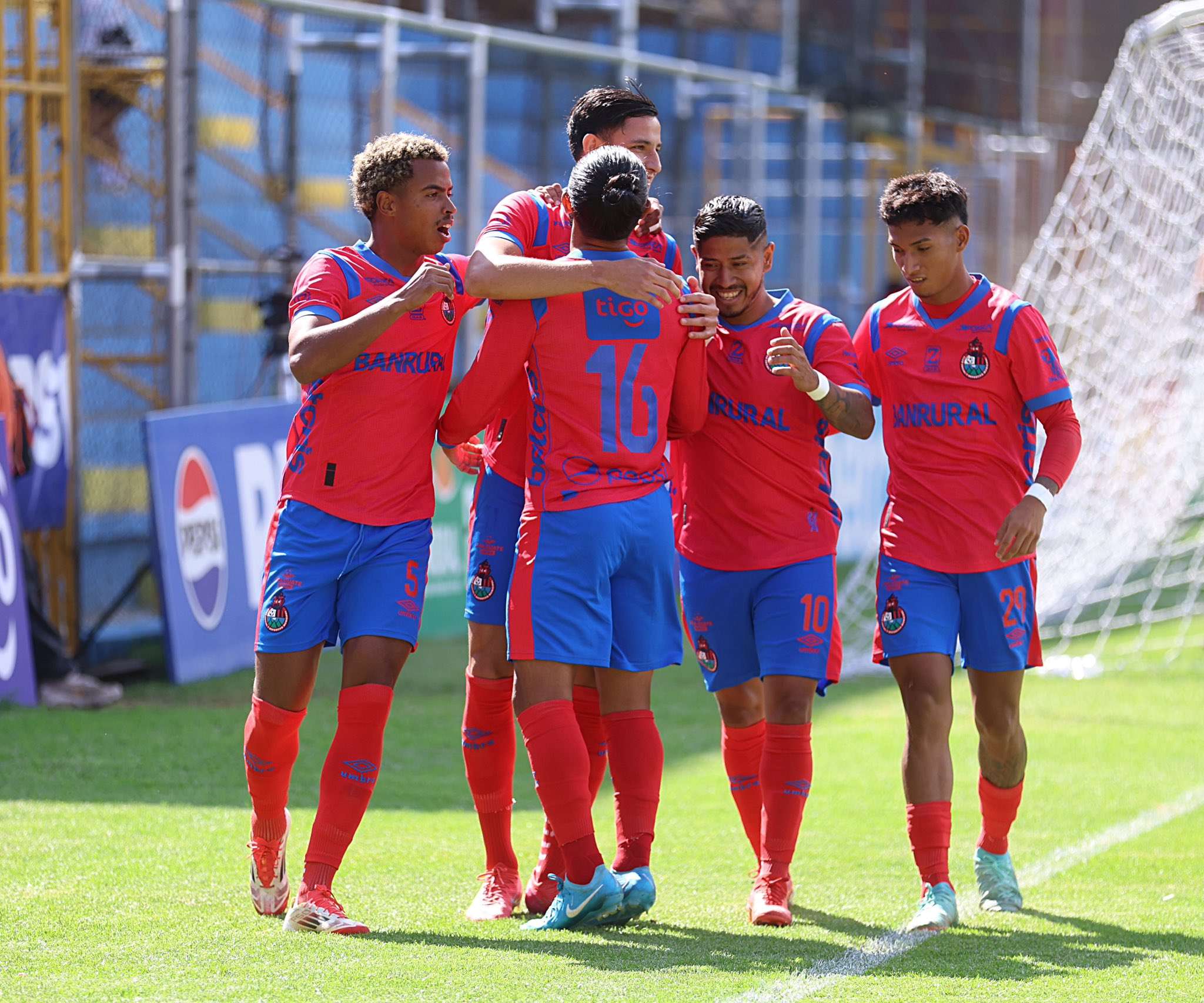 Municipal vence a Xinabajul y se consolida en la cima del torneo