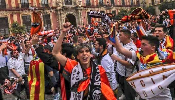 EN IMÁGENES | Las aficiones, a lo suyo en las calles de Sevilla previo a la final