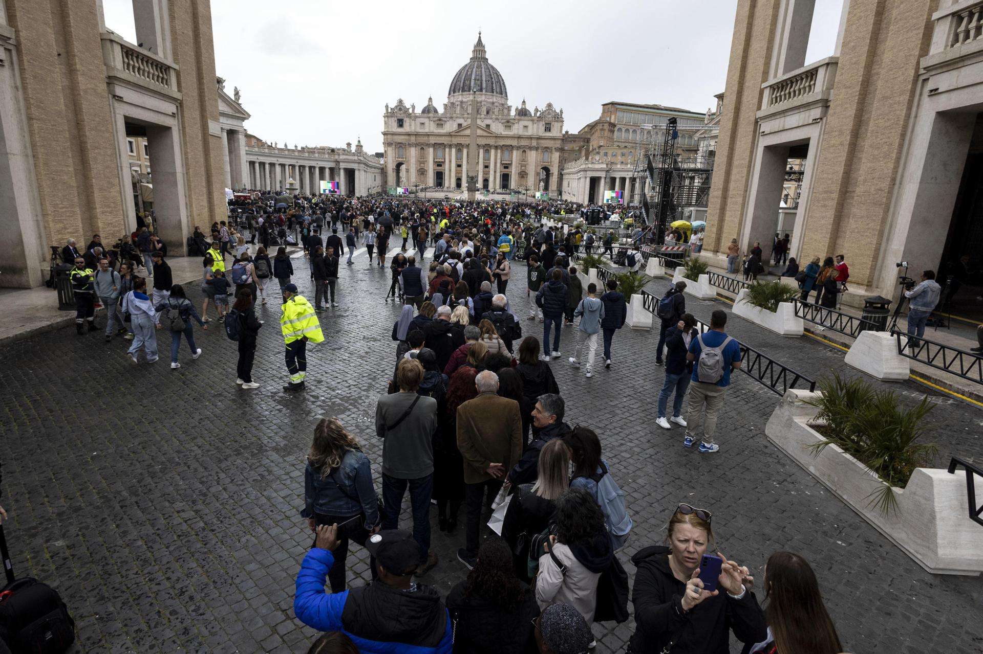 Más de 90.000 personas han pasado por la capilla ardiente del papa Francisco