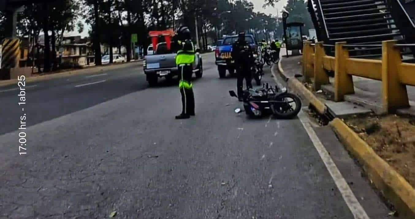 ¡Balacera en plena vía! Motoristas huyen y dejan su motocicleta en el Periférico