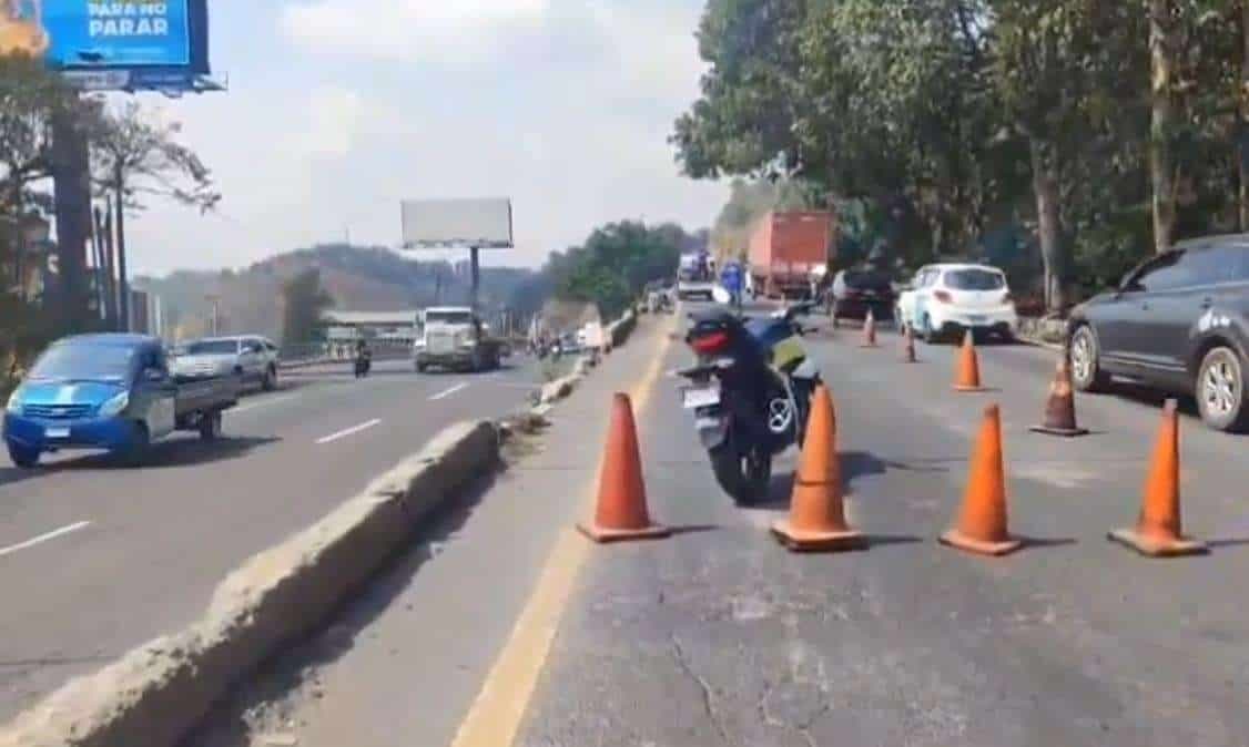 Trabajos de bacheo generan tránsito lento en la bajada de Villa Lobos