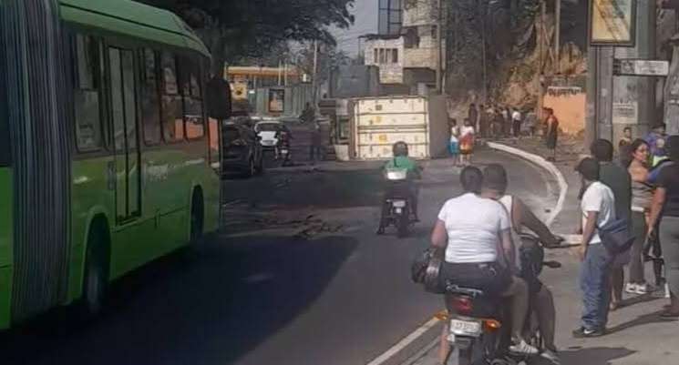 Tráiler volcado bloquea paso en Anillo Periférico