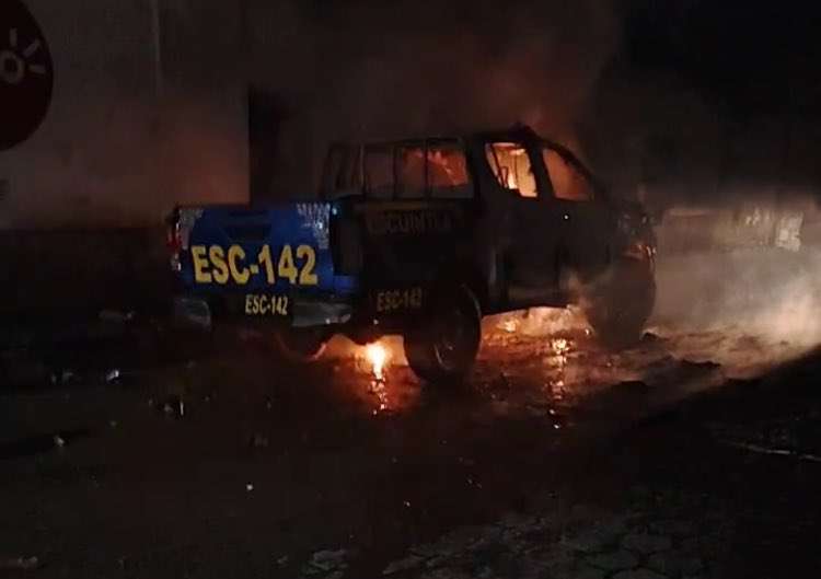 EN FOTOS | Vecinos incendian patrulla tras captura de secuestrador