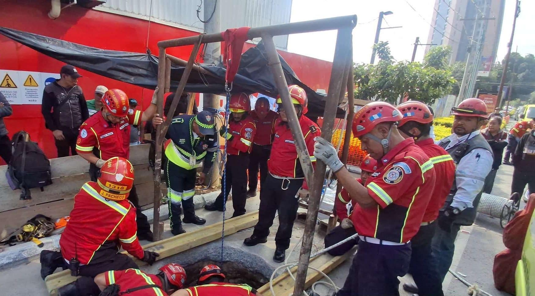 EN FOTOS | Tres hombres caen a pozo recolector en zona 4