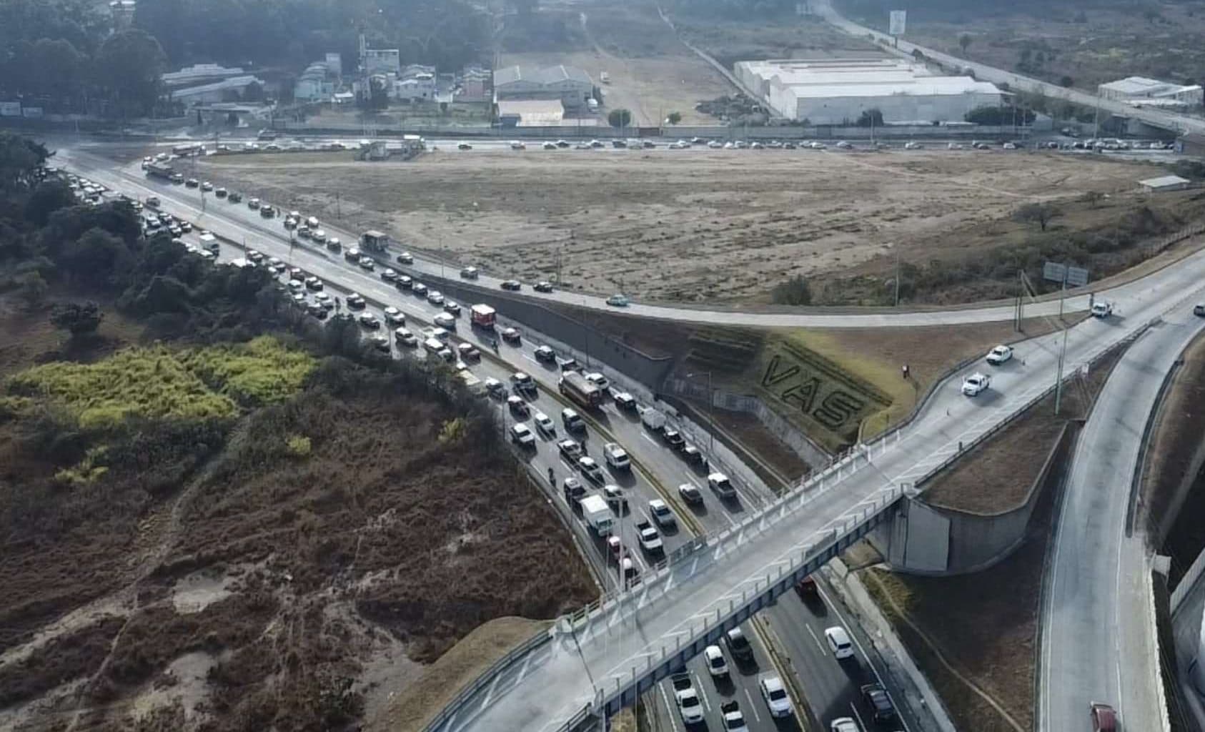 Camión encunetado vuelve a colapsar el sur del país