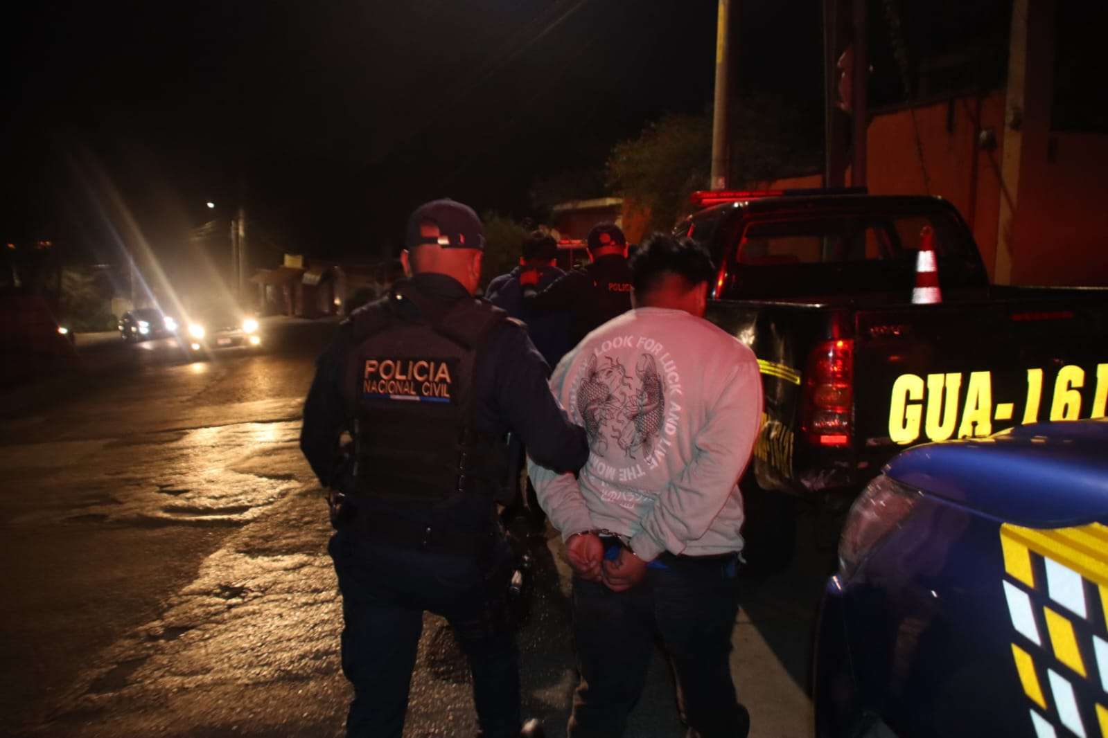 ¡Intentaron huir… pero no lo lograron! Así fue la captura de dos presuntos pandilleros