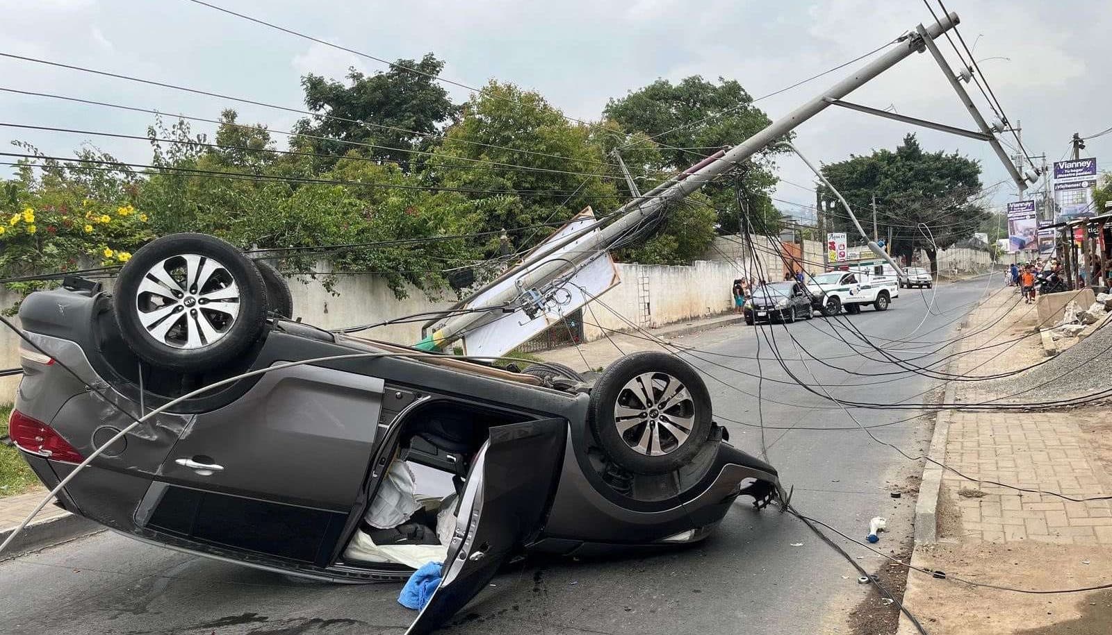 EN FOTOS | Vehículo choca contra poste y vuelca en San Miguel Petapa