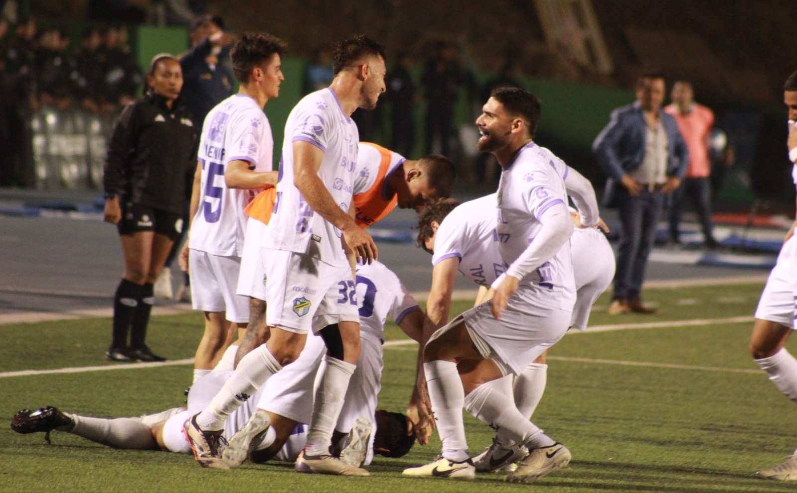 Comunicaciones vence a Cobán, pero sigue dejando dudas