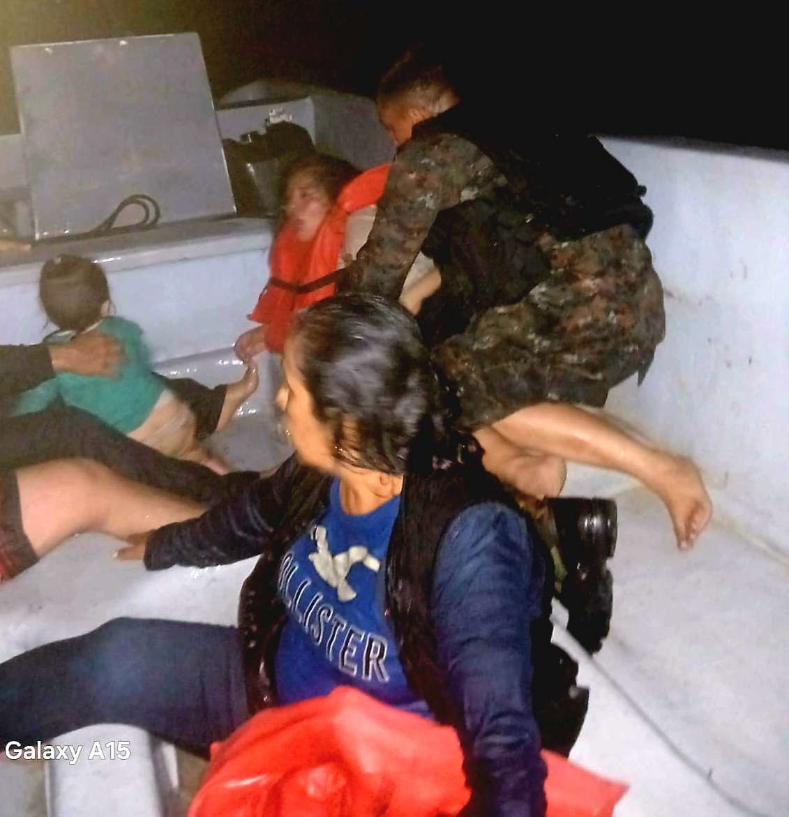 Tragedia en Livingston: Marina rescata a 9 personas tras naufragio