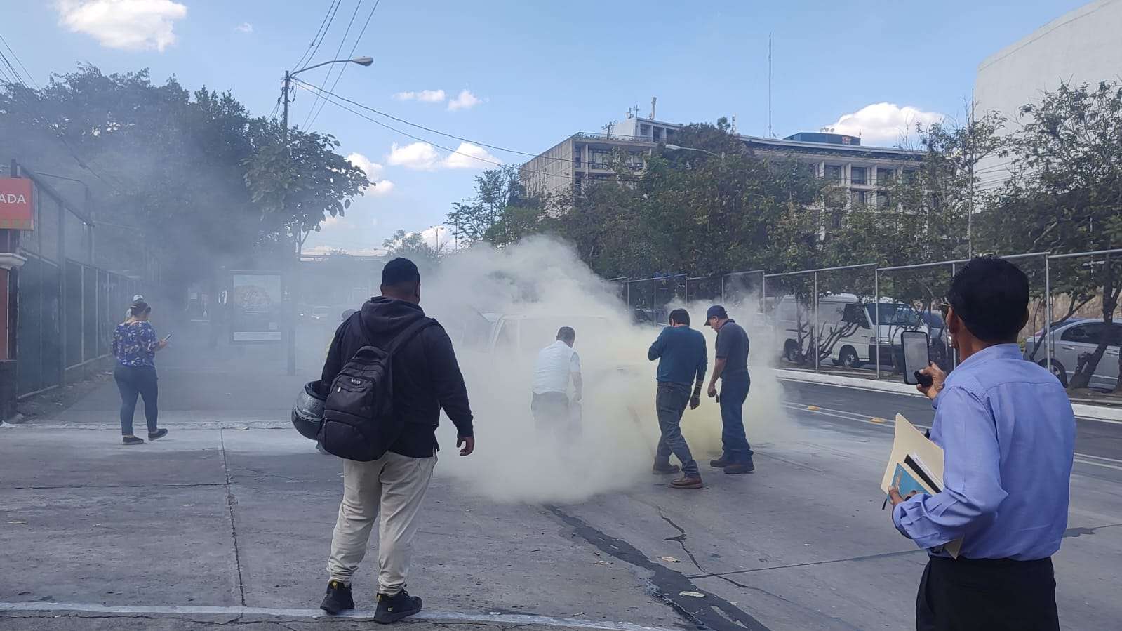 ÚLTIMA HORA | Incendio en vehículo complica el tráfico en la 6ª avenida, zona 1