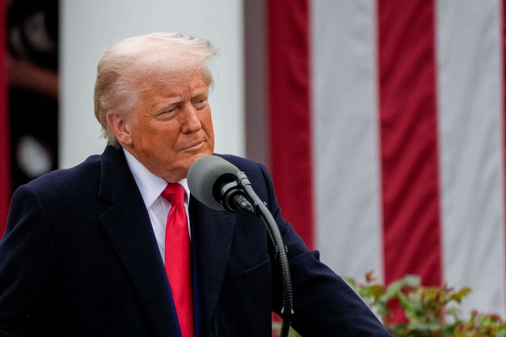 Trump presenta la nueva «tarjeta dorada» para inmigrantes millonarios que lleva su imagen