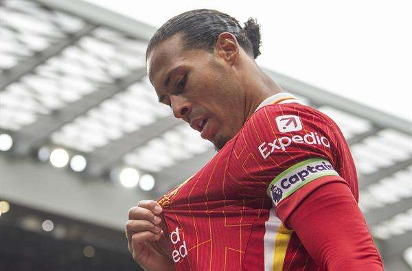 Van Dijk renueva con el Liverpool