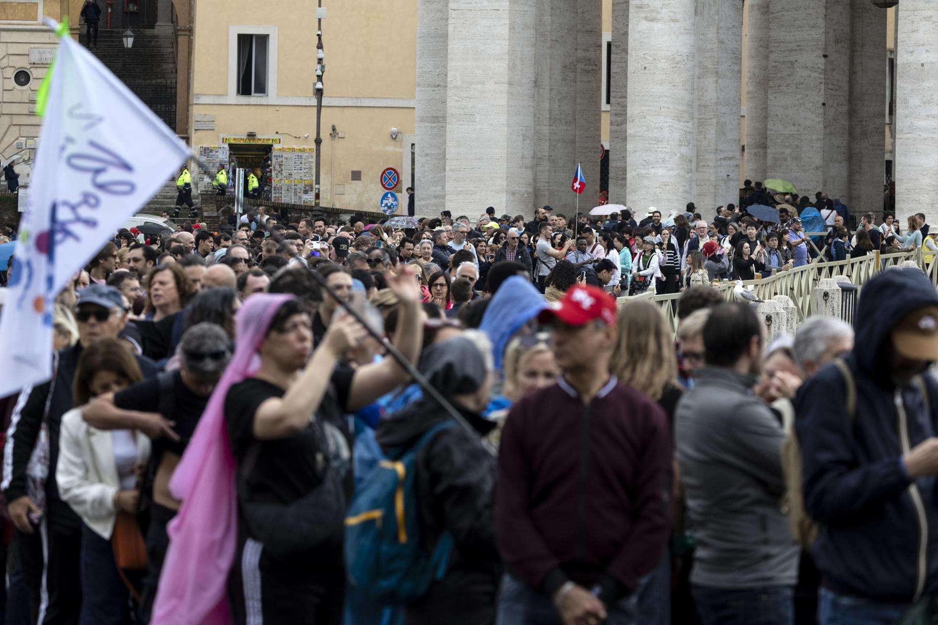 Unas 61.000 personas han acudido ya a la basílica de San Pedro para dar su adiós al papa