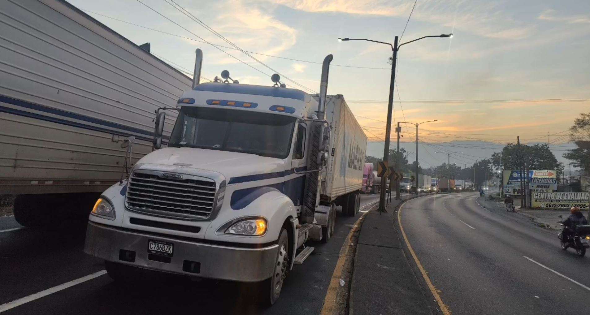¿Cuál es la razón del tránsito detenido en ruta al Pacífico y Villa Nueva?