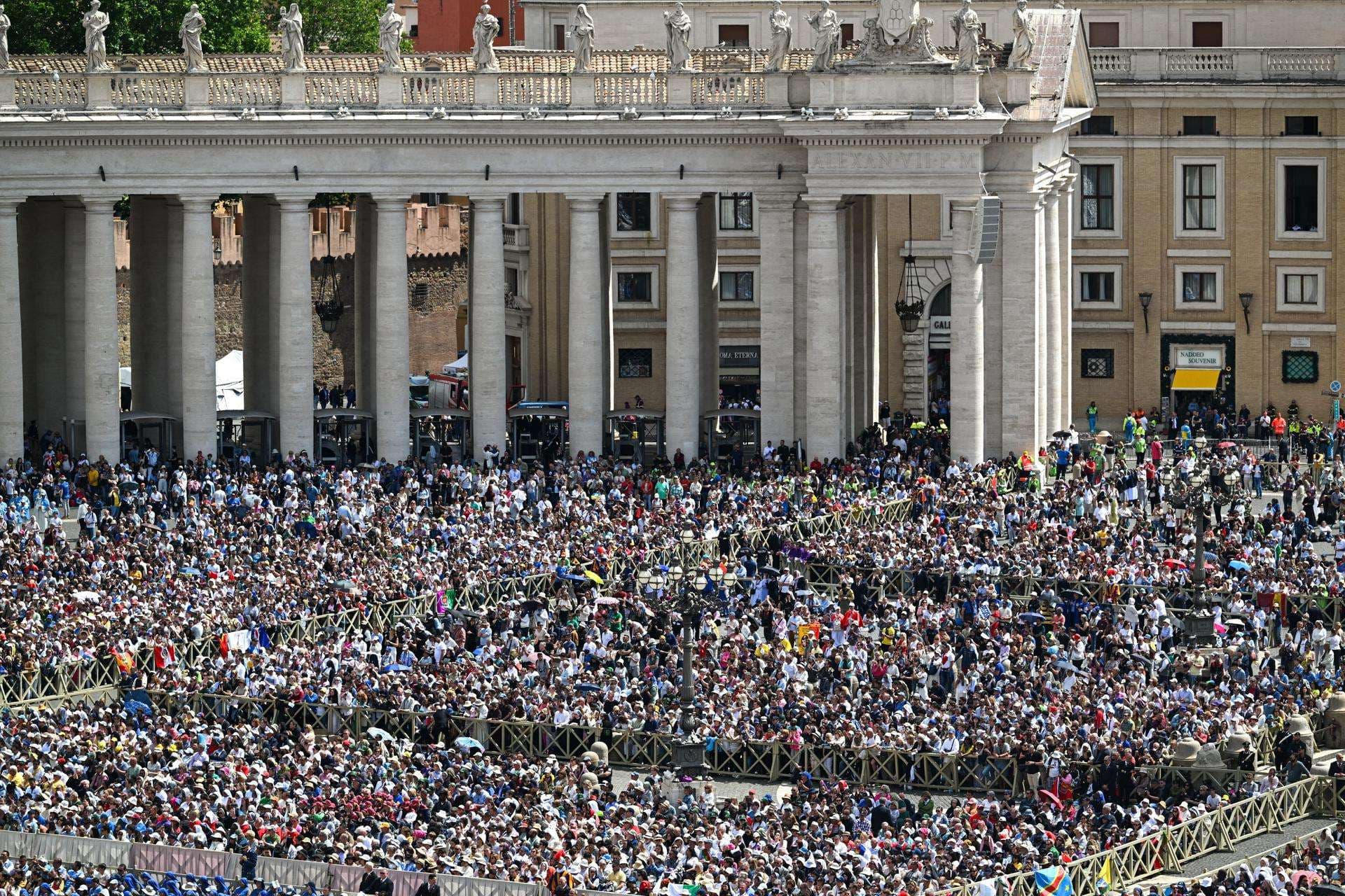 Unas 200.000 personas asisten a la misa de inicio de pontificado de León XIV