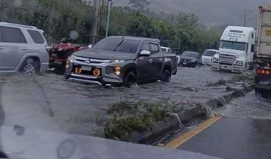 Casi 20 kilómetros de cola por inundación en ruta al Pacífico