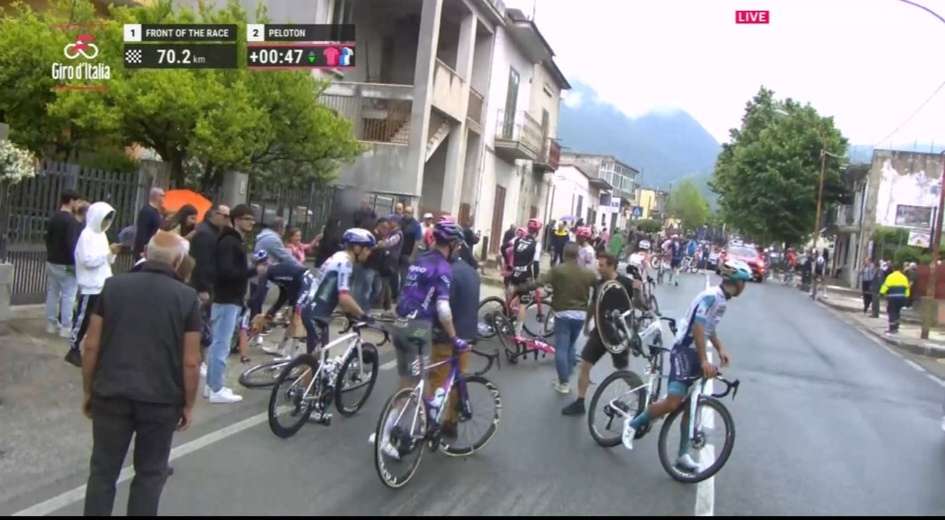 EN VIDEO | Caída masiva sacude la sexta etapa del Giro de Italia 2025