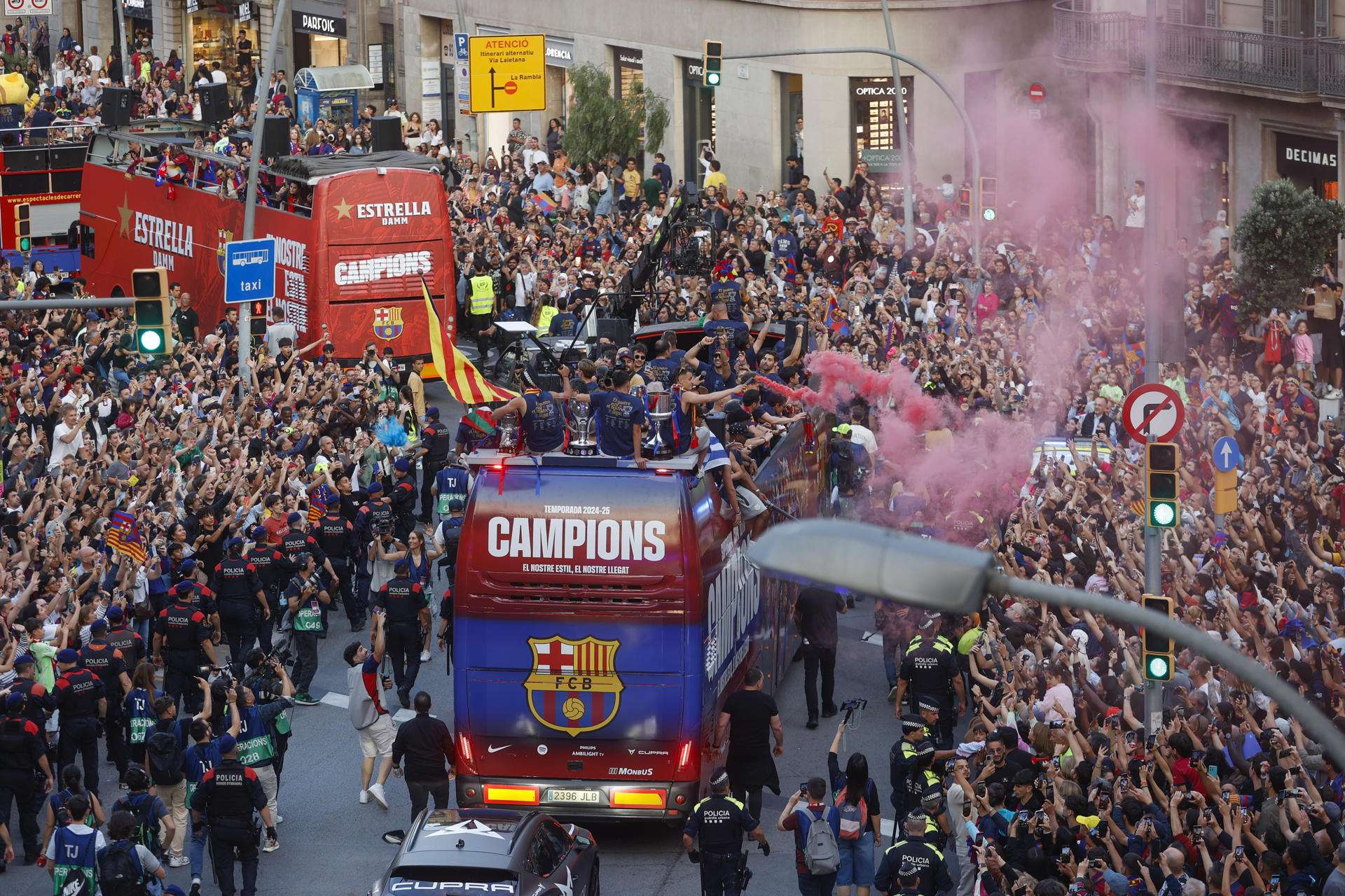 El Barça desata la locura por las calles de la capital catalana