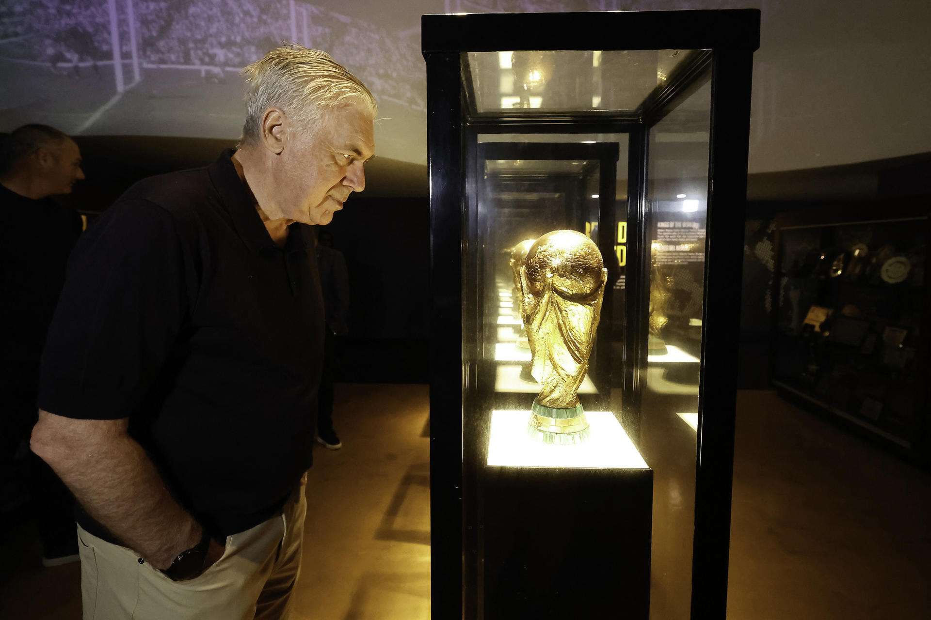 Ancelotti visita el museo de la selección brasileña y admira los trofeos del pasado