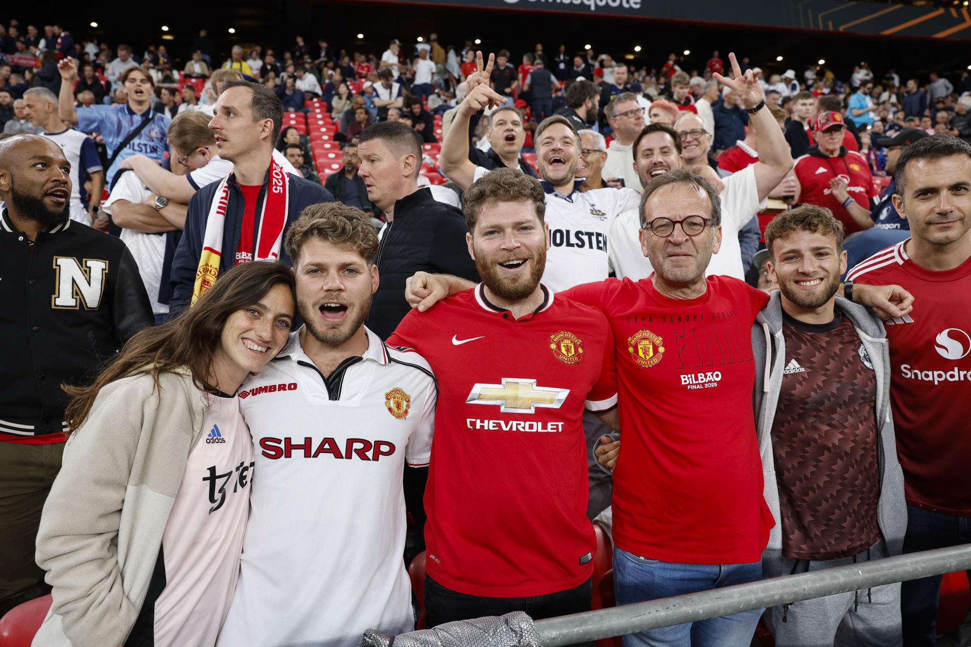 San Mamés, abarrotado con 50.000 aficionados, disfruta de la final Tottenham-United