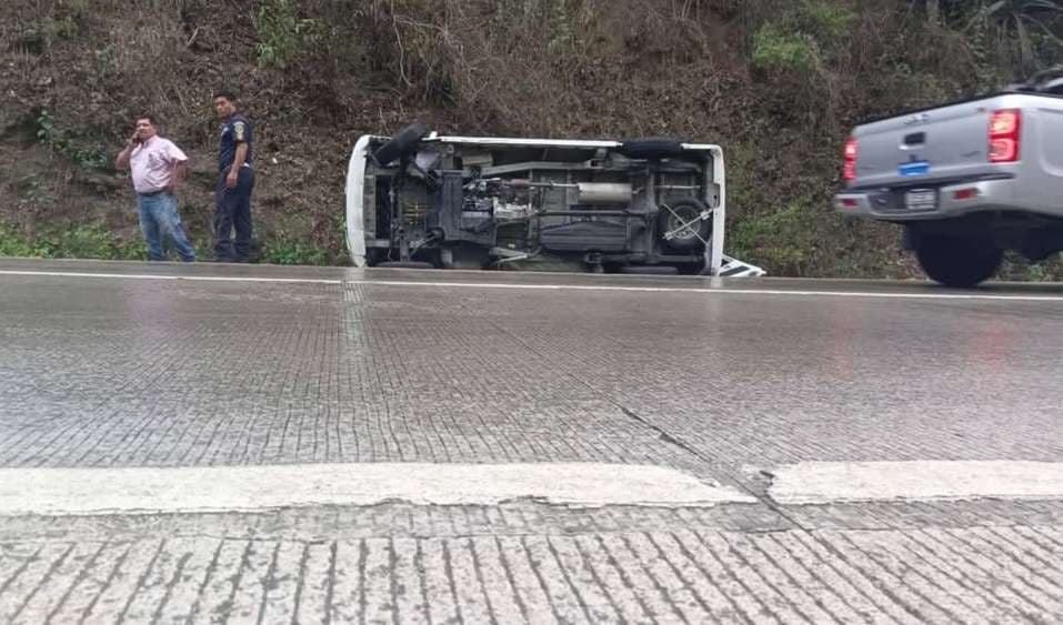 EN IMÁGENES | Varios carros se accidentan en bajada de Las Cañas