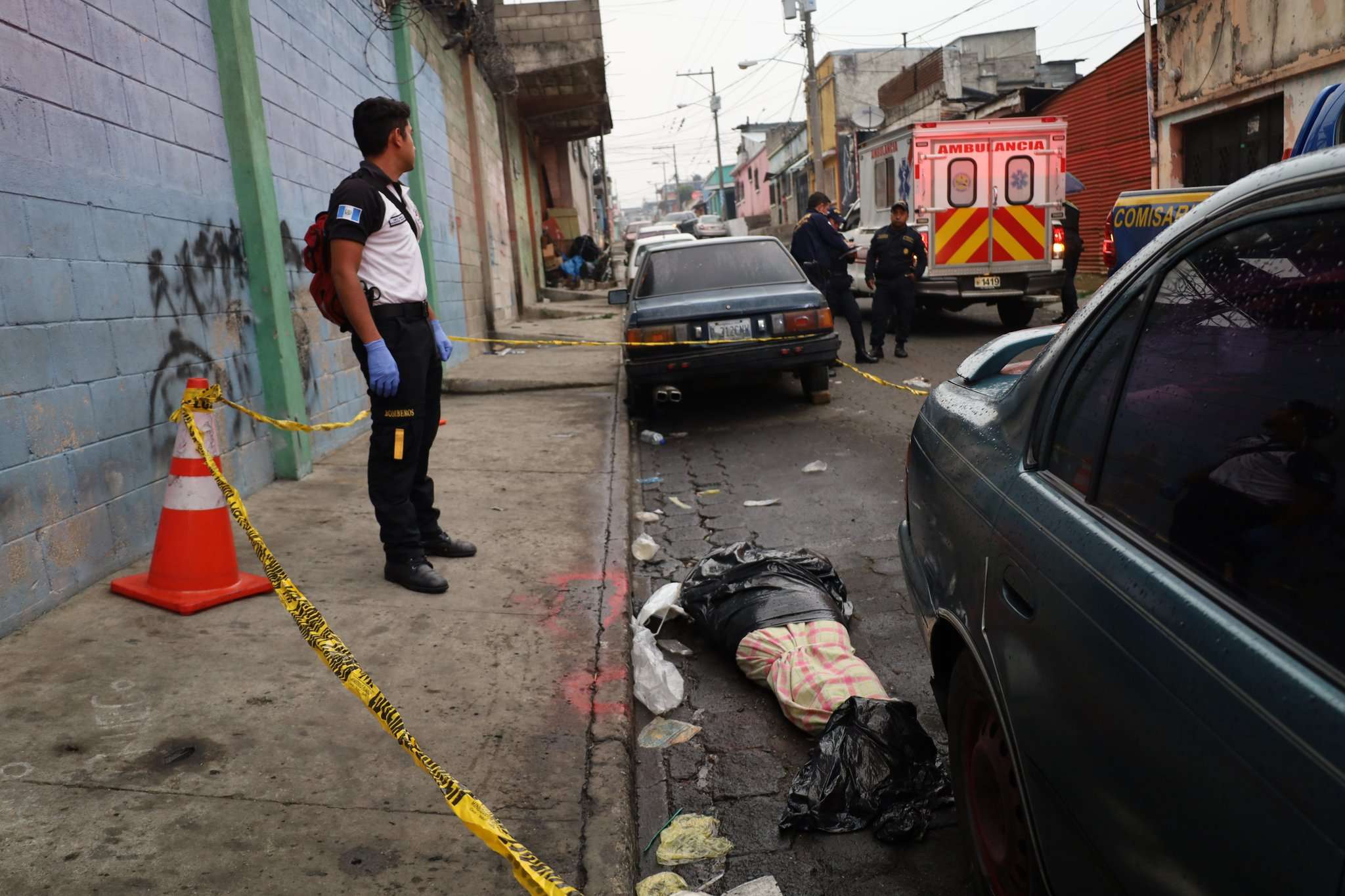 Hallan cadáver envuelto en sábanas en la zona 8 de la capital