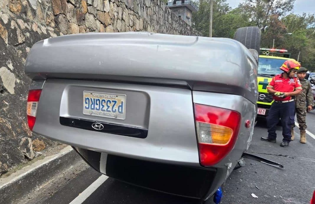 Conductor resulta herido tras volcar su vehículo en puente La Asunción