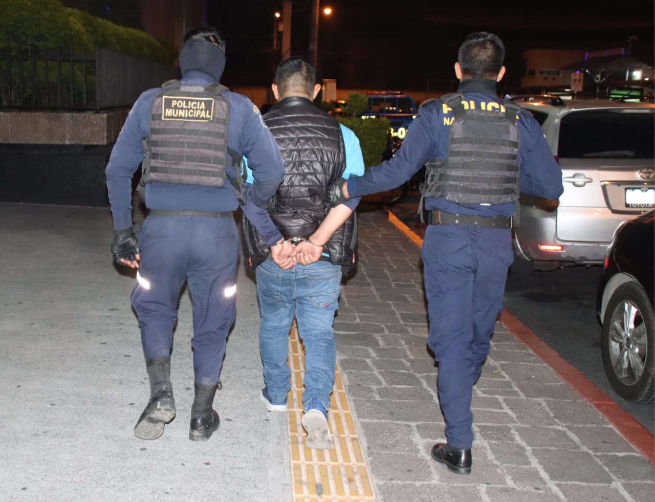 Hombre es capturado en motocicleta con arma ilegal en San Miguel Petapa