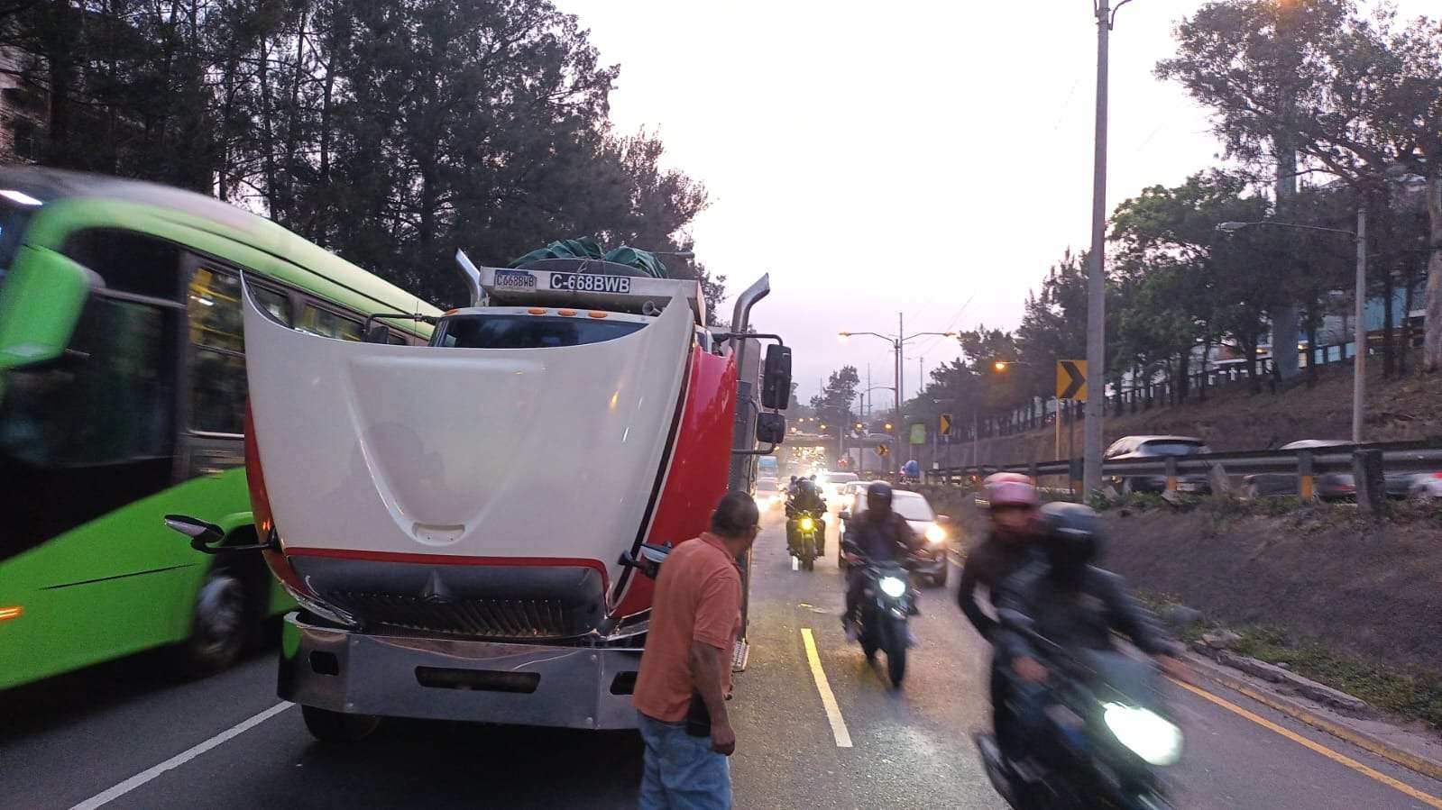 Fallas mecánicas provocan congestionamiento en el sur capitalino