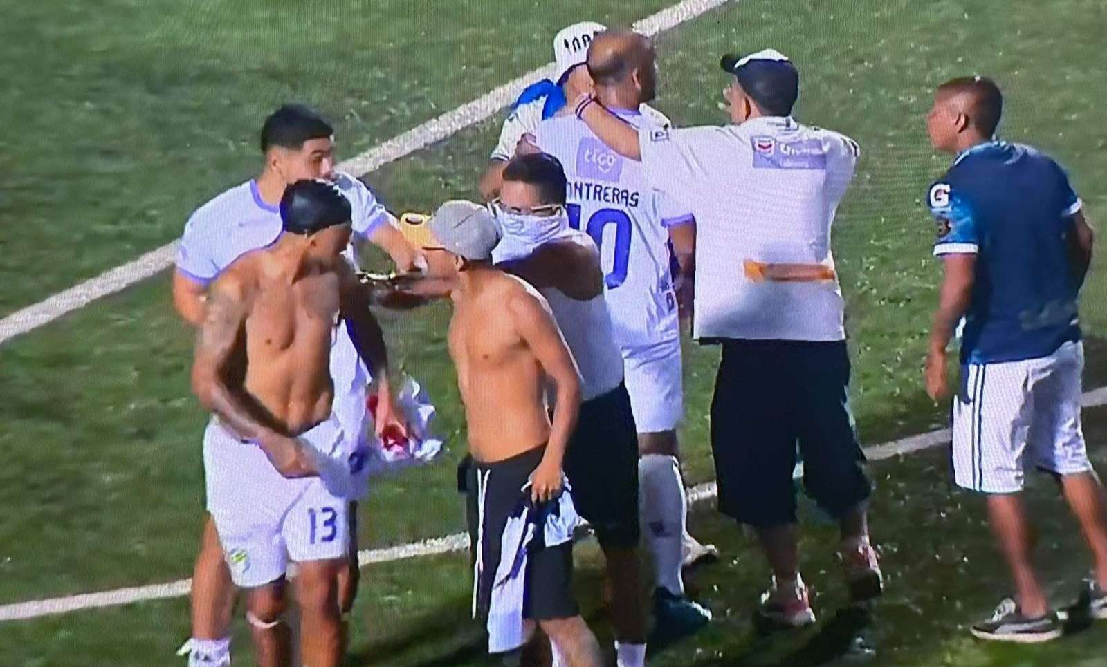 EN IMÁGENES | Invasión de cancha y agresión a jugadores cremas en el Cementos Progreso