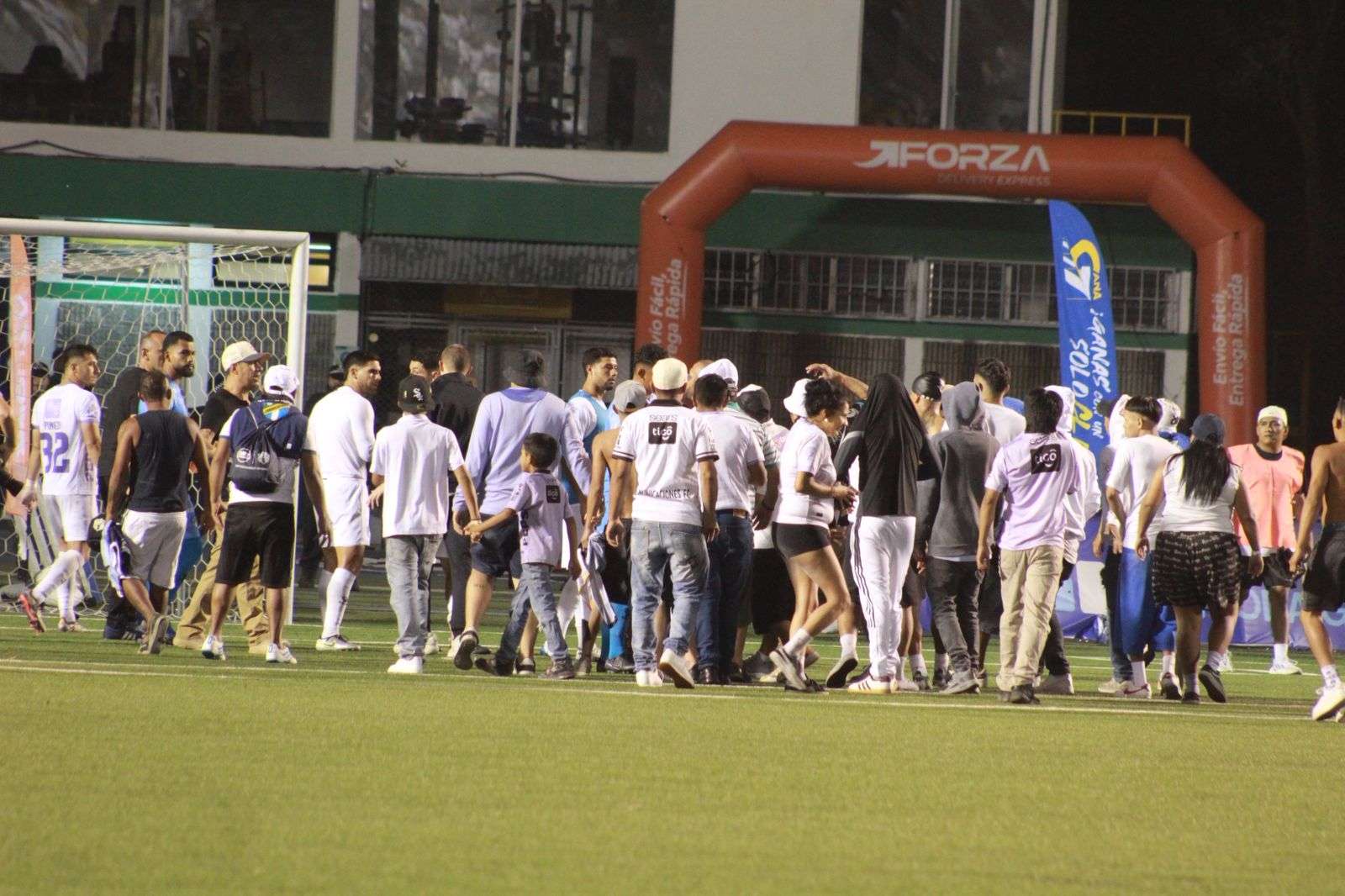 Comunicaciones se pronuncia tras invasión de cancha por aficionados