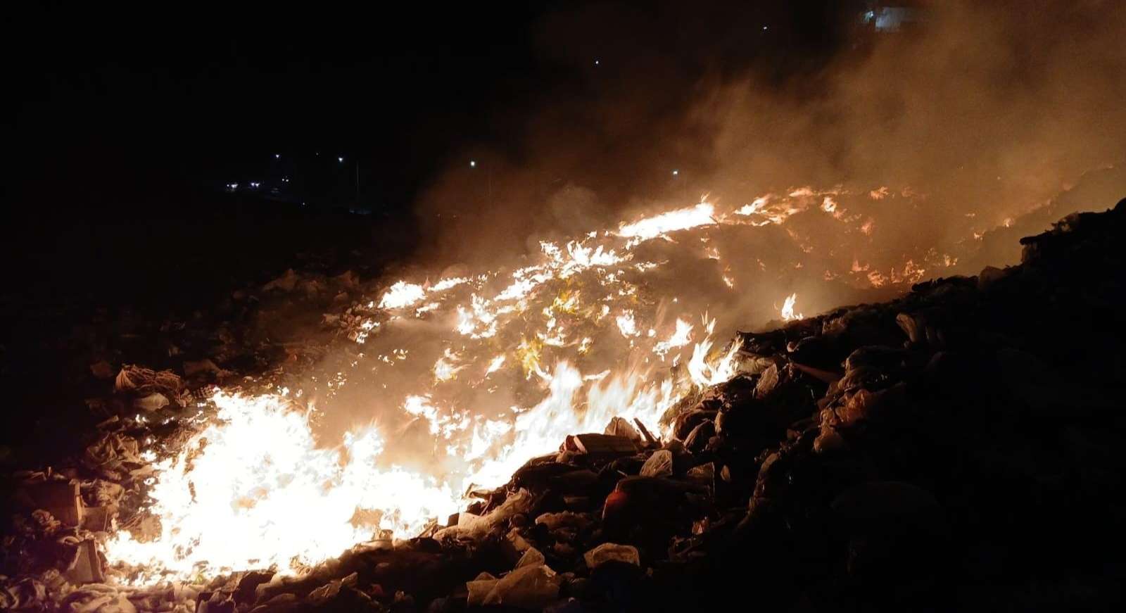 Alerta por contaminación del aire ante nuevo incendio en vertedero de Amsa