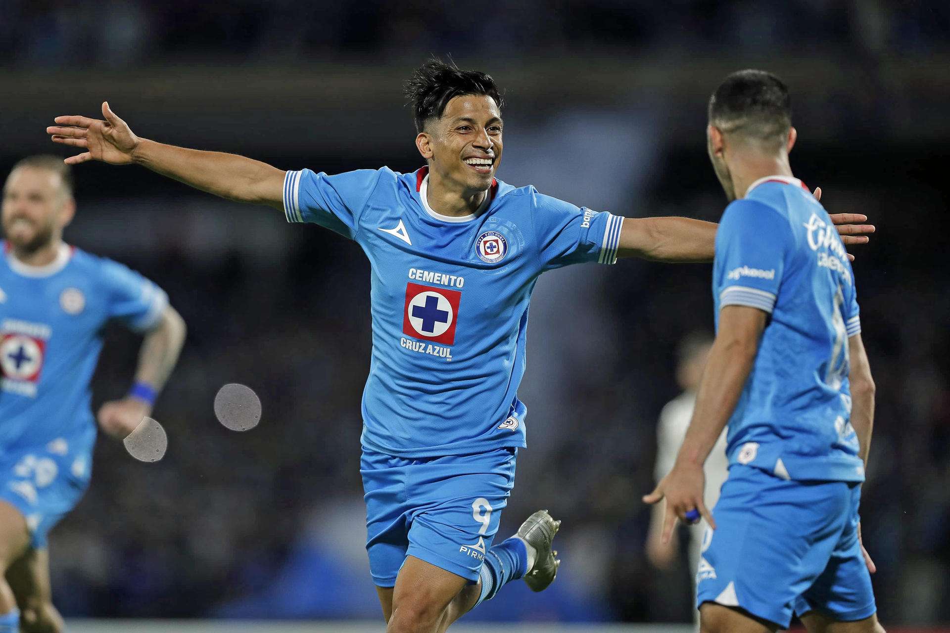 Cruz Azul toma ventaja en los cuartos de finales, al vencer al León, que jugó sin James