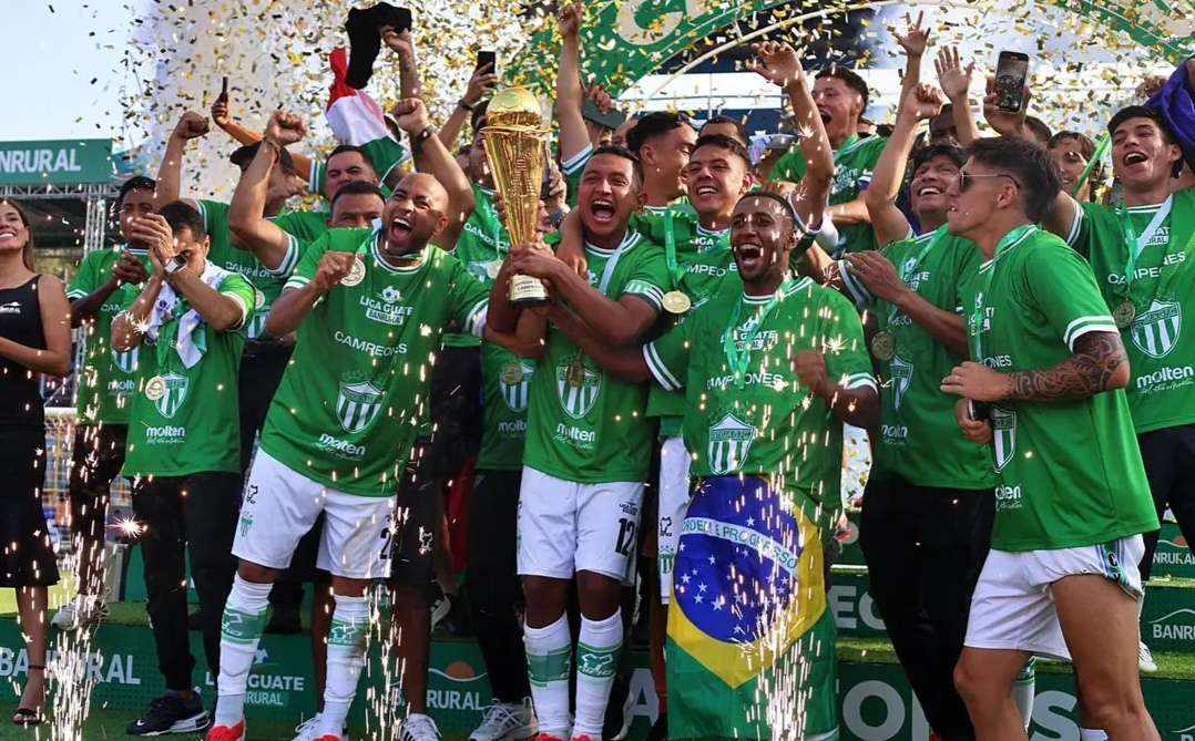 EN IMÁGENES | Antigua GFC alza el título en casa de Municipal