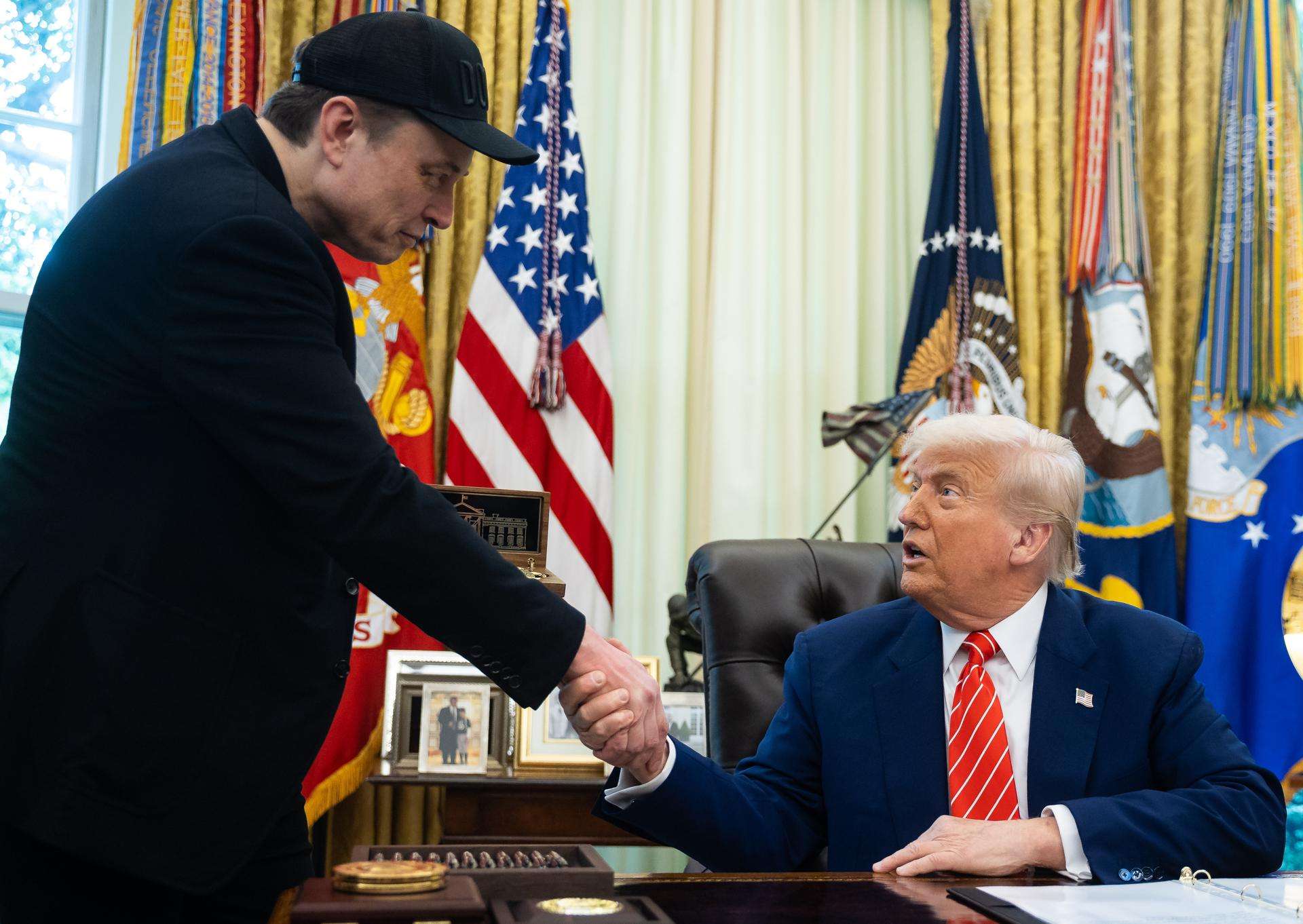 Trump y Musk tuvieron el lunes una llamada que sirvió para limar tensiones, según medios