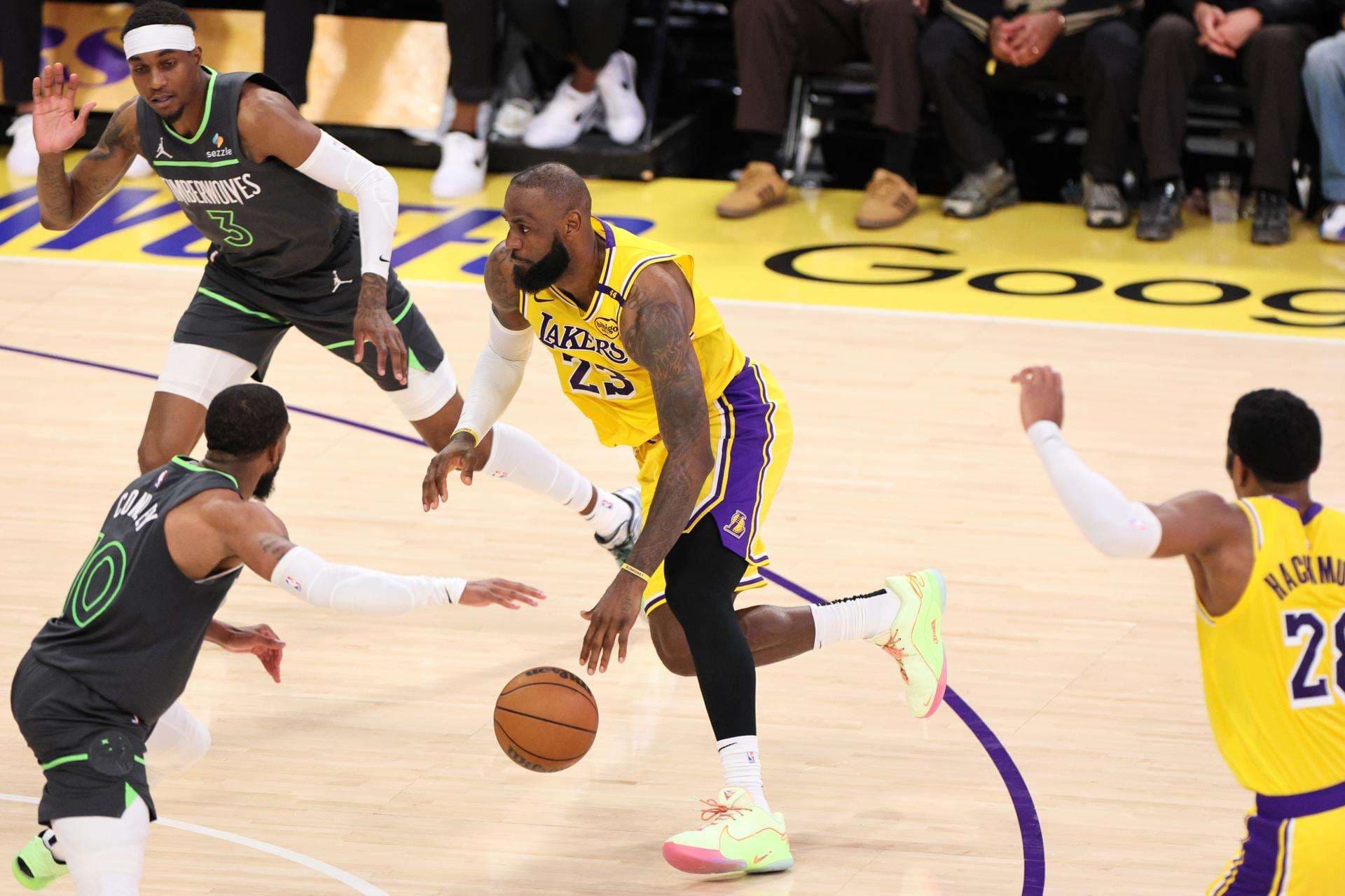 LeBron James ejerce su opción de jugador y renueva por 52,6 millones y un año con Lakers